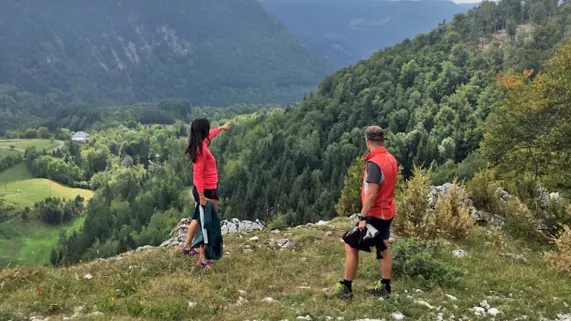 Au fil de cette nouvelle aventure, Gaëlle fait des rencontres sportives et  passionnantes : Robert Deschamps, du Delta Club du Haut-Jura Grégory Lemaire, moniteur sportif Lucas Humbert, accompagnateur en montagne Guillaume Vannier, du Parc Gaïa Loisirs Servane Candat, du Parc Gaïa loisirs  Suivez notre aventurière pour une Virée sportive dans le Haut-Jura !  Un magazine C’est là ! en Bourgogne Franche-Comté Présenté par Gaëlle Grandon réalisé par Loïc Mahé  Diffusé dimanche 2 décembre  2018 à 12h55 sur France 3 Bourgogne Franche-Comté Au fil de cette nouvelle aventure, Gaëlle fait des rencontres sportives et  passionnantes : Robert Deschamps, du Delta Club du Haut-Jura Grégory Lemaire, moniteur sportif Lucas Humbert, accompagnateur en montagne Guillaume Vannier, du Parc Gaïa Loisirs Servane Candat, du Parc Gaïa loisirs  Suivez notre aventurière pour une Virée sportive dans le Haut-Jura !  Un magazine C’est là ! en Bourgogne Franche-Comté Présenté par Gaëlle Grandon réalisé par Loïc Mahé  Diffusé dimanche 2 décembre  2018 à 12h55 sur Fran
