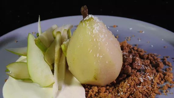 Poire pochée à la vanille, crumble coco et yaourt au miel Poire pochée à la vanille, crumble coco et yaourt au miel
