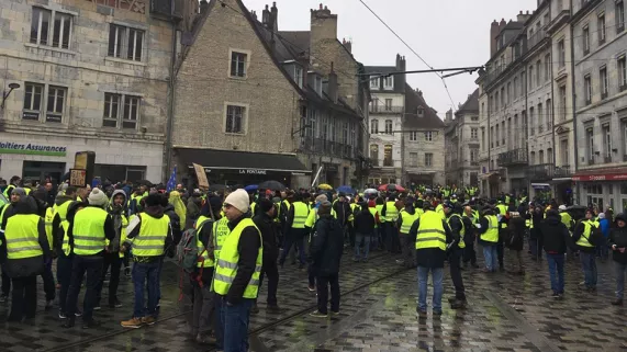 Samedi 5 janvier 14h : les gilets jaunes se regroupent place de la Révolution à Besançon. ©France 3 Franche-Comté/ I.Brunnarius Manif Gilets jaunes