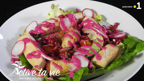 Salade d'espadon à la sauce aux betteraves et curry Salade d'espadon à la sauce aux betteraves et curry