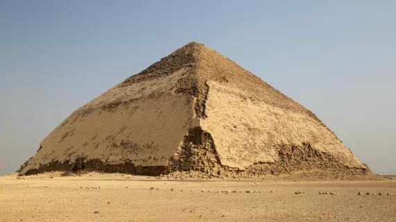 À L'AUBE DES PYRAMIDES