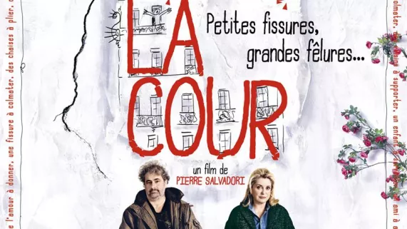 DANS LA COUR DANS LA COUR