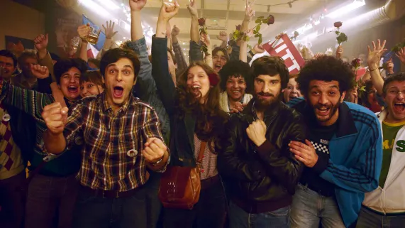 Tibo & Anouchka - © 2014 Karé production / Delante Films / UGC  Images / TF1 Droits Audiovisuels / France 2 Cinéma / Rhône-Alpes Cinéma DES LENDEMAINS QUI CHANTENT