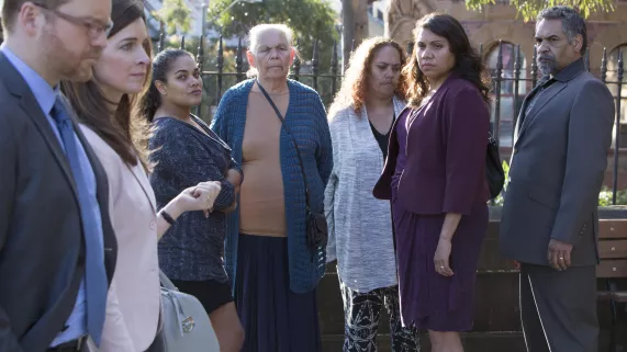 ABC TV REDFERN, COMBAT DE FEMME