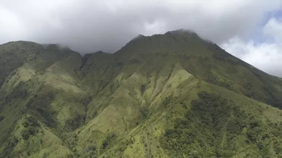 DES VOLCANS ET DES ILES: LES DERNIERS MYSTERES DE LA MONTAGNE PELEE