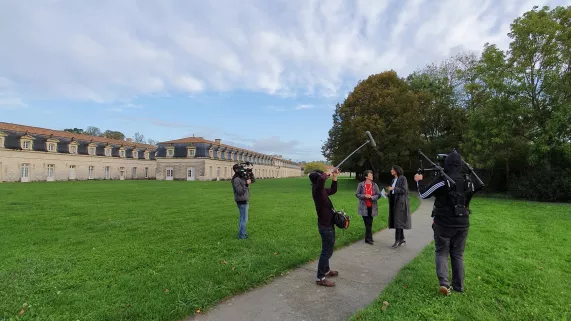 Leïla Kaddour et Isabelle Autissier devant la corderie royale  Leïla Kaddour et Isabelle Autissier devant la corderie royale