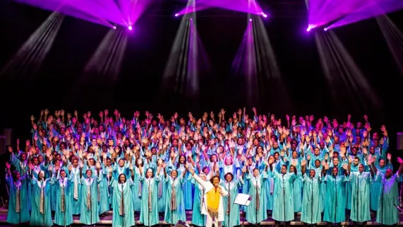AXE SUD TOTAL PRAISE MASS CHOIR AU GRAND REX