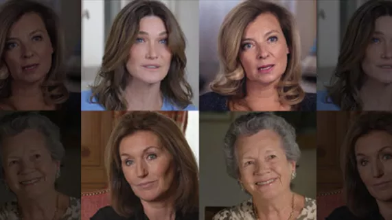 ELYSEE - NEUF FEMMES AUX MARCHES DU PALAIS