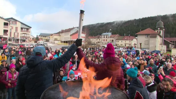 La flamme olympique à Bois d'Amont (Jura) le 4 janvier 2019 / © Fabienne Le Moing / France 3 Franche-Comté La flamme olympique à Bois d'Amont (Jura) le 4 janvier 2019 / © Fabienne Le Moing / France 3 Franche-Comté