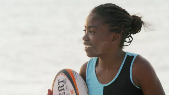  LA JEUNE FILLE ET LE BALLON OVALE