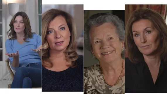 ELYSÉE - NEUF FEMMES AUX MARCHES DU PALAIS MARCHES DU PALAIS