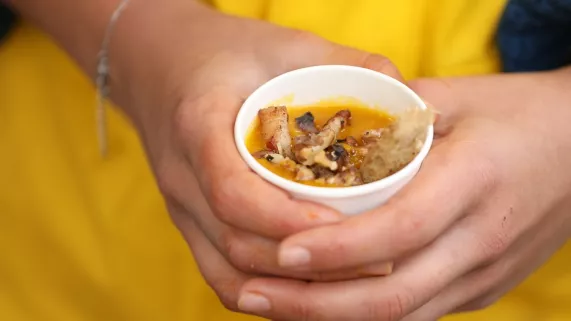 France part à la découverte du marché de Felletin, l'un des plus beaux marchés de la Creuse, où les produits du terroir et la convivialité sont au rendez-vous. Christophe, le placier du marché, sera notre guide pour tout apprendre de l'histoire, de la vie, de l'économie et de la place sociale d'un marché... et bien sûr de ses attraits culinaires. Une soupe automnalea sur la marché de Felletin