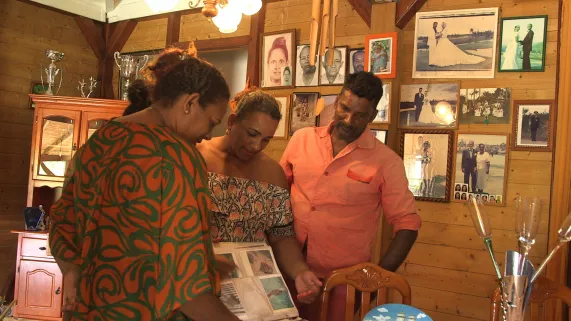 ​​​​​​​OUTRE-MER : 100 ANS EN CLICHÉS