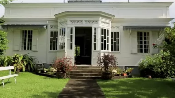 ARCHIPELS : LA RÉUNION, UN HABITAT MÉTISSÉ ARCHIPELS : LA RÉUNION, UN HABITAT MÉTISSÉ