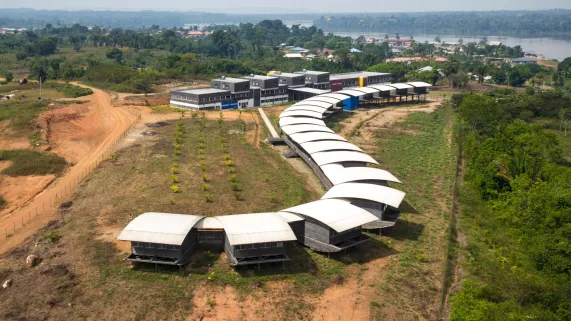 APATOU, UN COLLÈGE EN GUYAN