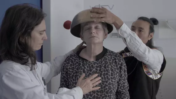 le shaman et la médecin - crédit Nola Films Ladybirds Films