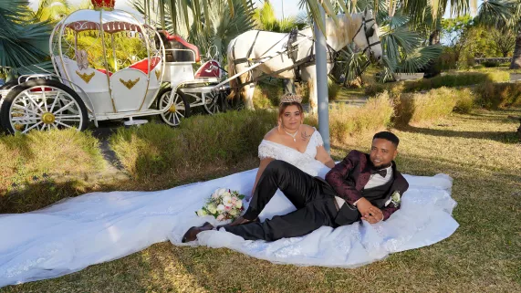 LAMOUR LE DOU SAISON 11  LAMOUR LE DOU SAISON 11 / EP. 3: Brenda et Donovan. Donovan 26 ans n’a pas eu à aller bien loin pour rencontrer sa moitié car c’est dans son quartier que Brenda, 26 ans également, venait régulièrement passer ses vacances. Une soirée chez des amis communs a permis au jeune homme de conquérir le cœur de sa belle.