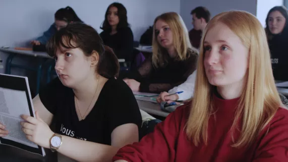 Julia et Gwénaëlle en cours de philo Julia et Gwénaëlle en cours de philo