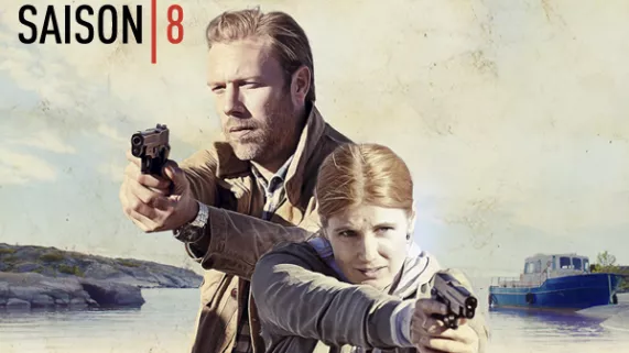 Meurtres à Sandhamn S 8 Sur l'île de Sandhamn, Thomas, Nora et Mia font une nouvelle fois équipe. Ils se lancent à la poursuite d'un mari violent entraîné dans une spirale meurtrière.