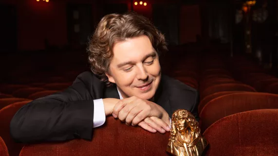 Alex Vizorek © Delphine Ghosarossian - FTV