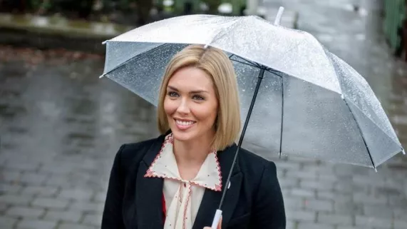 AMOUR A LA CARTE Une jeune femme retourne pour le travail dans sa ville natale et retrouve son petit ami du lycée, gérant du restaurant dont elle doit redresser la barre.