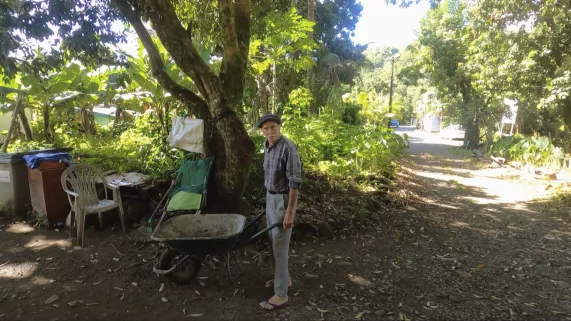 Archipels : Ilet Coco - Documentaire Réunion la 1ère Ilet Coco, un endroit un peu hors du temps, avec ses habitants qui refusent d’évacuer leurs maisons quand la nature est menaçante.
