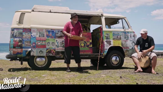 Roulé Matante Réunion la 1ère en compagnie de Arno Bazin vous propose de sillonner les routes de La Réunion à la rencontre des piliers de la musique locale.