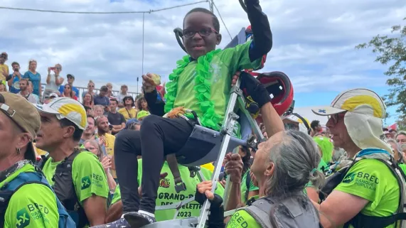 Lors du Grand Raid, c’est sans doute la course qui suscite le plus d’émotion. Chaque année, des porteurs de handicap participent à l’aventure grâce aux joëlettes, ces fauteuils roulants tout-terrain conçus pour la randonnée. 