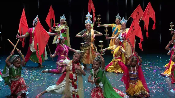 An Vavang, spectacle Danses Indiennes : KATHAMBAM «Mélange de Fleurs» POUTTANDOU VAJTTOUKAL, Bonne année 5124.  A l’occasion  du Jour de l’An Tamoul, Lynda Sellom professeur et chorégraphe de danses indiennes et ses élèves de l’école de danses Natya Kalamani ont tenu à offrir aux téléspectateurs de Réunion 1ère un spectacle de danses classiques et folkloriques indiennes intitulé Kadambam qui signifie mélange de fleurs depuis  la Salle Gramoune Lélé à Saint-Benoit.