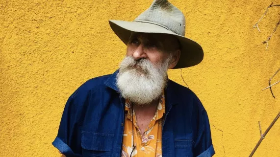 Archipels – Documentaire :  HORS CADRE  Archipels rend hommage à l’œuvre de Vincent Mengin-Lecreulx, artiste peintre, sculpteur, installateur, interprète, cinéaste, constructeur, scénographe ...disparu le 15 février dernier.  L’œuvre atypique de cet artiste contemporain a pris ses racines dans un lieu unique le L.A.C (Lieu d’Art Contemporain) façonné à la Ravine des Cabris par lui-même en 1980 aux côtés de son épouse Roselyne. C’est le lieu où il a tout créé et construit, des bâtiments aux jardins, en passant par les maisons d'artistes accueillan