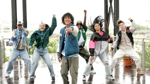 Le chanteur Enzo et ses danseurs