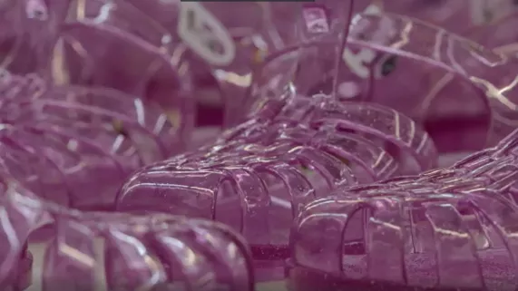 L'Odyssée de la sandale en plastique  L'Odyssée de la sandale en plastique