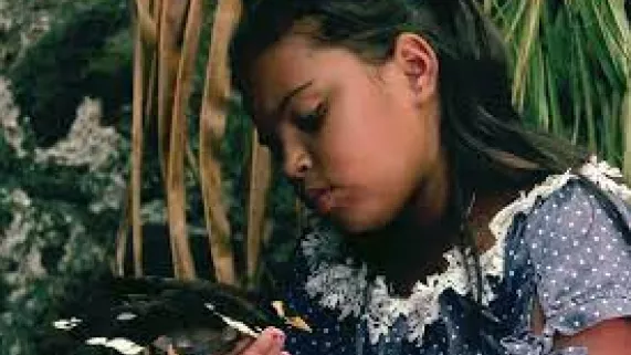 Sur l’île de La Réunion, à l’abri des regards, vit une famille de coupeurs de cannes aux racines malgaches, africaines et indiennes. -Un film d’Esther Mazowiecki et Leszek Sawicki sélectionné pour les États généraux du Film Documentaire de Lussas 2021