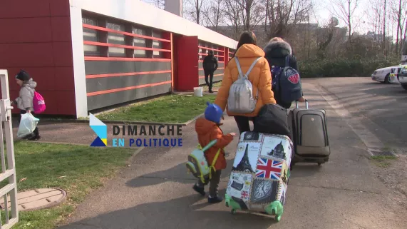 Dimanche en politique Europe - Réfugiés ukrainiens  - crédit FTV Réfugiés ukrainiens de dos avec leurs valises