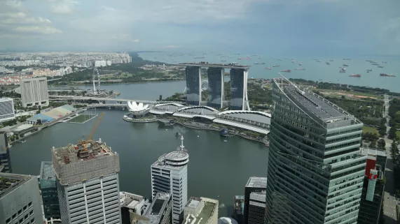 ECHAPPEES BELLES : SURPRENANTE SINGAPOUR Tel un laboratoire à ciel ouvert, Singapour semble façonner le monde de demain à coups d'audaces et d'ingénierie. Ce temple de la finance et de la tech n'a pas pour autant vendu son âme au verre et au béton. Cette ville-jardin cosmopolite oeuvre depuis son indépendance, en 1965, à reverdir ses paysages avec 330 parcs, des forêts immenses, des îles conservées dans leur état sauvage et de nouvelles réserves naturelles sur une surface pourtant limitée.