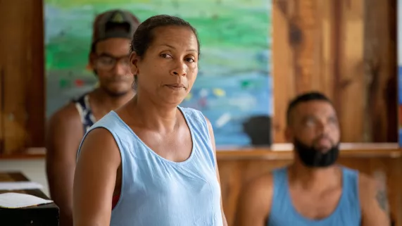 Archipels :  Gratter la mer et repeindre le ciel                  Comment raconter ce moment d’après la marée noire causée par l’échouage du Wakashio en juillet 2020 sur les récifs du sud-est de l’île Maurice, qui a provoqué la sidération des habitants. ? Que se passe-t-il une fois les yeux du monde refermés ? Une fois le mazout absorbé, les traumatismes disparaissent-ils aussi ? C’est en réfléchissant à comment inscrire un film dans ce silence qui a suivi la catastrophe que j’ai rencontré Lionkklash, slameur et poète mauricien.