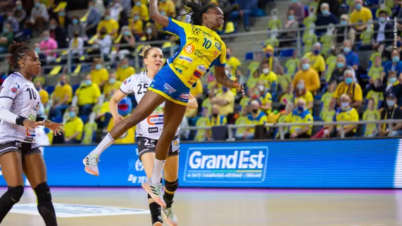 Joueuse du Metz Handball en action Joueuse du Metz Handball en action