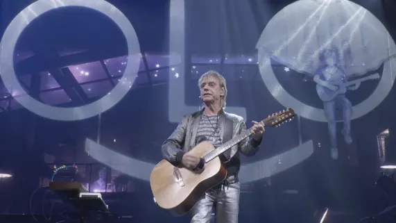 20.30 — Jean-Louis Aubert en concert au Zénith de Paris Réunion la 1ère  vous propose une soirée spéciale dédiée à Jean-Louis Aubert avec un concert au Zénith de Paris suivi d'un documentaire sur le groupe Téléphone !