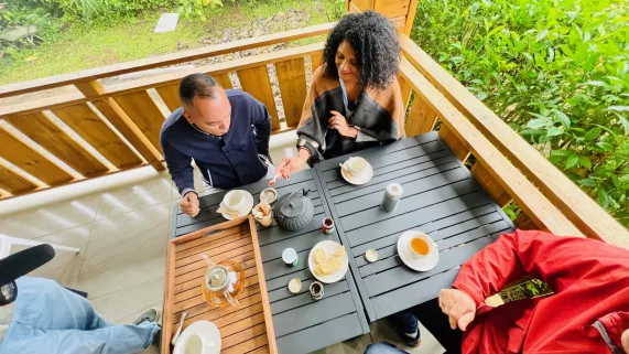 KALOU PILON SAISON 3 - Episode 4 : Cette semaine, Rocaya ne nous invite pas à un mariage, mais bel et bien en cuisine en companie de Jacky Revel Au menu: Zembrocal zembrevates, rougail zharengs, la morue avec mouroungue, salade thaïlandaise et un biscuit au matcha péi.  Le Goût péi ! KALOU PILON SAISON 3 - Episode 4 :