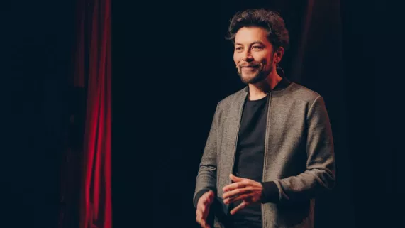 Le one-man-show de Karim Duval Reconnu pour l’importance qu’il accorde aux sujets de fond dans ses spectacles, et grâce à une analyse fine de notre société, Karim Duval est souvent sollicité pour intervenir lors de conférences sur ses thèmes de prédilection, avec l’humour pour arme de transmission massive.