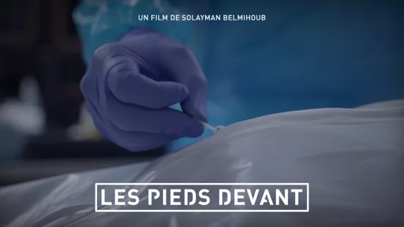 Les pieds devant