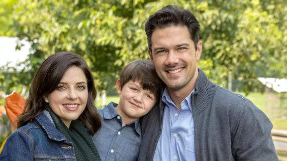 L'AMOUR EST DANS LE PRE -TELEFILM  Luna, chirurgienne à Seattle, travaille beaucoup et délaisse son fils depuis la mort de son mari. Pour rattraper le temps perdu, elle part en vacances avec lui dans la ferme familiale. Elle y rencontre Will, qui prend soin du verger.