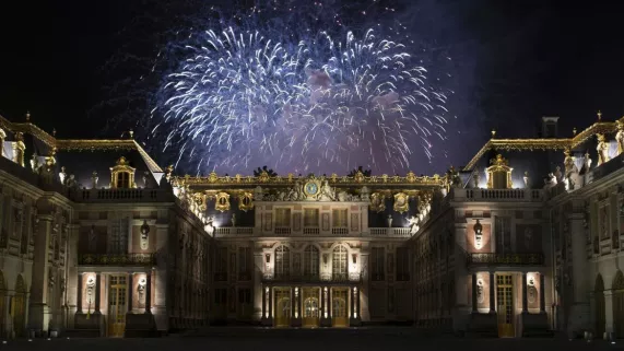LA GRANDE SOIREE DU 31 A VERSAILLES  Pour clore cette année 2020 si particulière, France Télévisions, fidèle à son engagement en faveur du patrimoine, offre à son public une soirée de réveillon populaire au Château de Versailles, l'un des monuments préférés des Français, classé au patrimoine mondial de l'humanité.