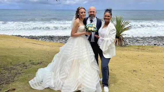 LAMOUR LE DOU SAISON 11  EP.5 Vanessa et Romain  Depuis la mort de son mari, le cœur de Vanessa 37 ans ne parvenait plus à battre pour quelqu’un d’autre, jusqu’à ce soir de sortie avec une amie où elle rencontre Romain 39 ans. L’attraction en eux est irrésistible, ils ne se quittent plus et ils se marient du côté de Bras-Panon.