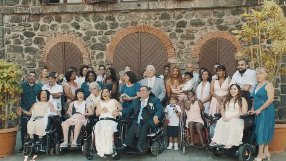 LAMOUR LE DOU SAISON 11  Six mariages et un témoin privilégié, Rocaya !  Pendant 6 semaines, Rocaya nous présentera des cérémonies magiques, féeriques et innovantes. Les spécificités des 6 mariages en concurrence seront mises en avant à travers différentes cultures et devant l’oeil de nos caméras. N’oubliez pas qu’après chaque diffusion, les téléspectateurs voteront pour leur couple préféré. Une soirée de rattrapage sera proposée aux indécis pour le choix de leur couple favori.  Tous se retrouveront pour la grande finale lors d’une