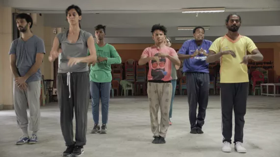 LE POIDS DE LA JOIE Au travers la création d'un spectacle en Inde et d'ateliers de danse intégrante, des personnes handicapées explorent leurs limites pour se construire.