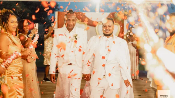 Épisode : n°4 - Le Mariage de Eymerick et de Fabrice Un amour qui s'écrit enfin au grand jour ! ❤️🌈   Samedi 28 février à 19h50 sur Réunion la 1ère, plongez-vous au cœur de l'histoire d'Eymerick et Fabrice dans "Lamour lé Dou".  Rocaya nous emmène à la rencontre de Eymerick et Fabrice. Si leur relation s'est construite sur plusieurs années, leur vie commune est récente, puisqu'ils partagent le même toit depuis un an.