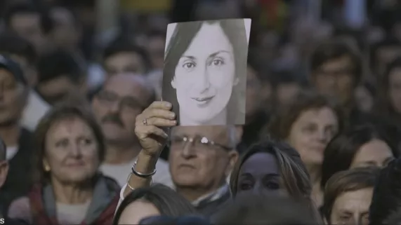 Mafias, au cœur de l'Europe  Au cœur même de l’Europe, des journalistes sont assassinés à cause de leurs enquêtes sur des organisations criminelles capables de corrompre les plus hautes sphères du pouvoir : trafics multiples, évasions fiscales, fraude aux subventions. Des pratiques illégales et scandaleuses, au cœur même de l’Europe, qui minent chaque jour un peu plus le contrat démocratique entre les citoyens et leurs représentants.