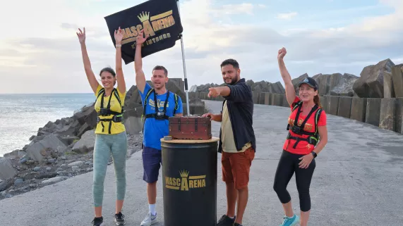 MASCARENA, L’ILE INTENSE Le 1er jeu d’aventure 100% réunionnais MASCARENA, L’ILE INTENSE Le 1er jeu d’aventure 100% réunionnais 3 candidats, 1 gagnant 1 objectif, venir en aide à des associations caritatives  1 décor naturel, l’Ile Intense  Chaque émission se déroulera dans une commune différente de l’île, emmenée par le Game Master, Tony Boyer