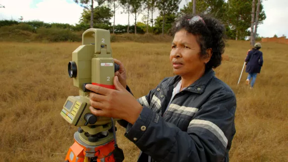 RCHIPELS : MESURER LA TERRE A Madagascar, au cœur de l’Océan Indien, la terre est sacrée. Pour assurer une volonté partagée de vivre ensemble, la population mesure l’importance de sécuriser ses terres par un droit de propriété.